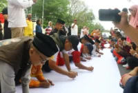 Kapolda Sumbar Irjen Pol Gatot Tri Suryanta melakukan penandatanganan Deklarasi Minangkabau Anti Narkoba dan LGBT di Jalan Jenderal Sudirman, Kota Padang, Minggu (21/6/2026). (Foto: Polda Sumbar)