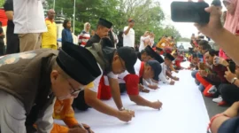 Kapolda Sumbar Irjen Pol Gatot Tri Suryanta melakukan penandatanganan Deklarasi Minangkabau Anti Narkoba dan LGBT di Jalan Jenderal Sudirman, Kota Padang, Minggu (21/6/2026). (Foto: Polda Sumbar)