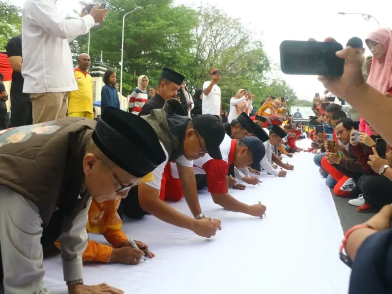 Kapolda Sumbar Irjen Pol Gatot Tri Suryanta melakukan penandatanganan Deklarasi Minangkabau Anti Narkoba dan LGBT di Jalan Jenderal Sudirman, Kota Padang, Minggu (21/6/2026). (Foto: Polda Sumbar)