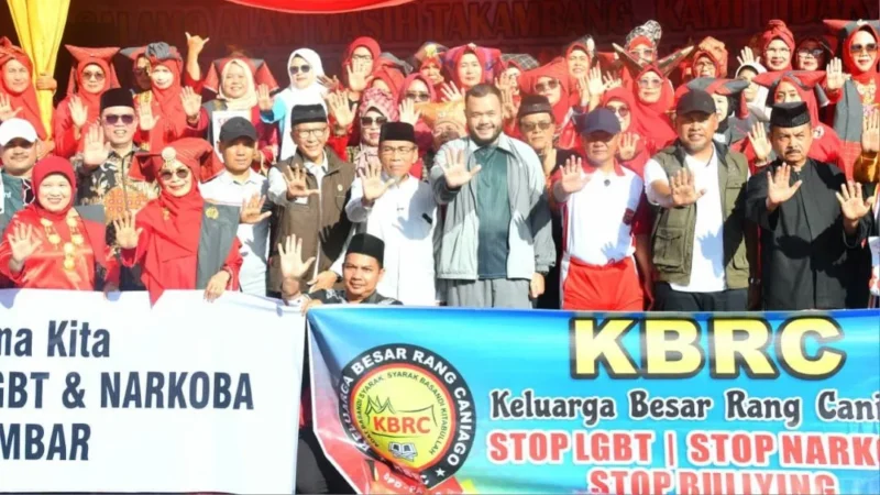 Wali Kota Padang Fadly Amran bersama Wakil Wali Kota Maigus Nasir saat menghadiri sekaligus menandatangani Deklarasi Anti Narkoba dan LGBT di kawasan Car Free Day depan Mapolda Sumbar, Minggu (21/6/2026) pagi. (Foto: Pemko Padang)