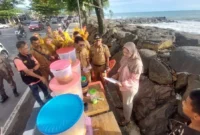 Dispar Padang bersama unsur Kecamatan Padang Barat dan Lurah membagikan surat pemberitahuan penataan kawasan Pantai Padang dan Kota Tua Muaro kepada PKL. (Foto: Dispar Padang)