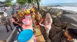 Dispar Padang bersama unsur Kecamatan Padang Barat dan Lurah membagikan surat pemberitahuan penataan kawasan Pantai Padang dan Kota Tua Muaro kepada PKL. (Foto: Dispar Padang)