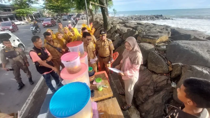 Dispar Padang bersama unsur Kecamatan Padang Barat dan Lurah membagikan surat pemberitahuan penataan kawasan Pantai Padang dan Kota Tua Muaro kepada PKL. (Foto: Dispar Padang)