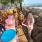 Dispar Padang bersama unsur Kecamatan Padang Barat dan Lurah membagikan surat pemberitahuan penataan kawasan Pantai Padang dan Kota Tua Muaro kepada PKL. (Foto: Dispar Padang)
