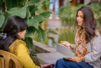 Ilustrasi dua wanita sedang berbincang di luar ruangan. (Foto: Pexels) 