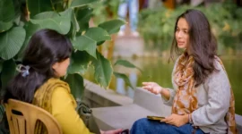 Ilustrasi dua wanita sedang berbincang di luar ruangan. (Foto: Pexels) 