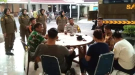 Satpol PP Padang menindaklanjuti laporan warga terkait adanya dugaan praktik kumpul kebo di sebuah rumah di kawasan Padang Sarai, Kecamatan Koto Tangah, Kota Padang. (Foto: Humas Satpol PP Padang)