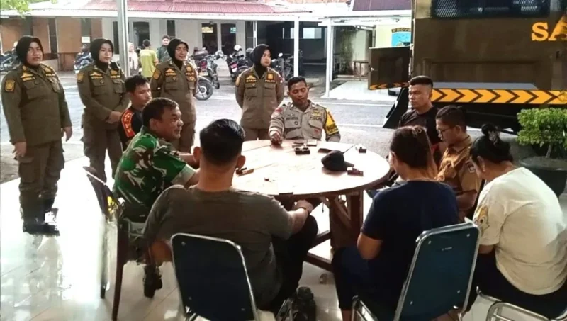 Satpol PP Padang menindaklanjuti laporan warga terkait adanya dugaan praktik kumpul kebo di sebuah rumah di kawasan Padang Sarai, Kecamatan Koto Tangah, Kota Padang. (Foto: Humas Satpol PP Padang)