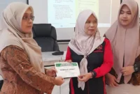 Kegiatan edukasi kepada pelaku usaha pangan terkait higiene sanitasi serta sosialisasi sertifikasi halal di Kantor Camat Padang Barat, Kamis (18/6/2026). (Foto: Diskominfo Padang)