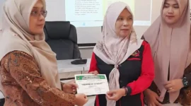 Kegiatan edukasi kepada pelaku usaha pangan terkait higiene sanitasi serta sosialisasi sertifikasi halal di Kantor Camat Padang Barat, Kamis (18/6/2026). (Foto: Diskominfo Padang)