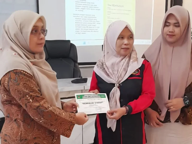 Kegiatan edukasi kepada pelaku usaha pangan terkait higiene sanitasi serta sosialisasi sertifikasi halal di Kantor Camat Padang Barat, Kamis (18/6/2026). (Foto: Diskominfo Padang)