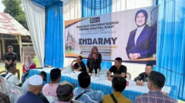 Anggota DPRD Provinsi Sumbar, Endarmi saat menggelar sosialisasi Perda Nomor 1 Tahun 2020 tentang Penyelenggaraan Pariwisata Halal di Jorong Lubuak Napa, Nagari Anduriang, Kecamatan 2x11 Kayu Tanam, Kabupaten Padang Pariaman. (Foto: Ist)