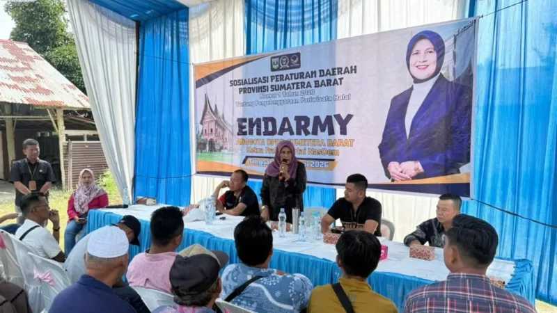Anggota DPRD Provinsi Sumbar, Endarmi saat menggelar sosialisasi Perda Nomor 1 Tahun 2020 tentang Penyelenggaraan Pariwisata Halal di Jorong Lubuak Napa, Nagari Anduriang, Kecamatan 2x11 Kayu Tanam, Kabupaten Padang Pariaman. (Foto: Ist)