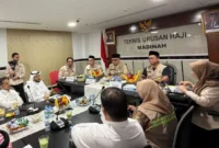 Menhaj Mochamad Irfan Yusuf mengumpulkan 23 pimpinan perusahaan katering penyedia konsumsi jemaah haji Indonesia di Madinah, Rabu (3/6/2026). (Foto: Kemenhaj)