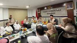 Menhaj Mochamad Irfan Yusuf mengumpulkan 23 pimpinan perusahaan katering penyedia konsumsi jemaah haji Indonesia di Madinah, Rabu (3/6/2026). (Foto: Kemenhaj)