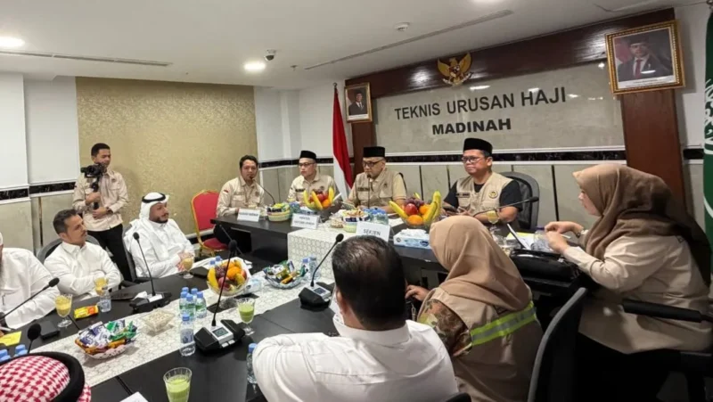 Menhaj Mochamad Irfan Yusuf mengumpulkan 23 pimpinan perusahaan katering penyedia konsumsi jemaah haji Indonesia di Madinah, Rabu (3/6/2026). (Foto: Kemenhaj)