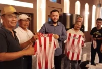 Wali Kota Padang Fadly Amran memberikan jersey dan bonus sebesar Rp20 juta untuk pemain PSP Padang. (Foto: Diskominfo Padang)