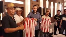 Wali Kota Padang Fadly Amran memberikan jersey dan bonus sebesar Rp20 juta untuk pemain PSP Padang. (Foto: Diskominfo Padang)