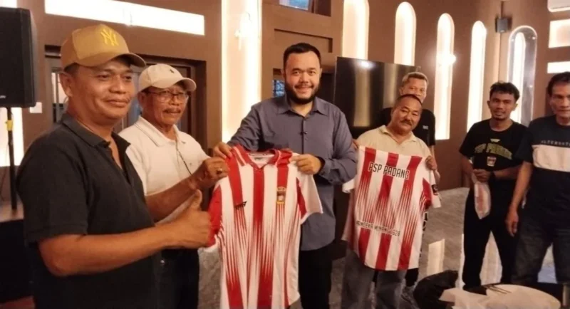 Wali Kota Padang Fadly Amran memberikan jersey dan bonus sebesar Rp20 juta untuk pemain PSP Padang. (Foto: Diskominfo Padang)