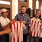 Wali Kota Padang Fadly Amran memberikan jersey dan bonus sebesar Rp20 juta untuk pemain PSP Padang. (Foto: Diskominfo Padang)