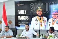 Wali Kota Padang Fadly Amran memimpin Rakor terkait Rekonstruksi Total Kawasan GOR H. Agus Salim bersama Pemprov Sumbar di Gedung Putih Kediaman Wali Kota Padang, Kamis (4/6/2026). (Foto: Pemko Padang)