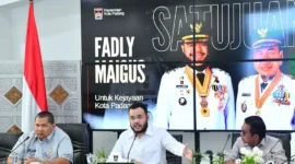 Wali Kota Padang Fadly Amran memimpin Rakor terkait Rekonstruksi Total Kawasan GOR H. Agus Salim bersama Pemprov Sumbar di Gedung Putih Kediaman Wali Kota Padang, Kamis (4/6/2026). (Foto: Pemko Padang)