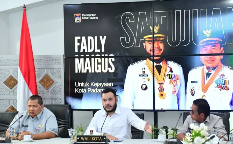 Wali Kota Padang Fadly Amran memimpin Rakor terkait Rekonstruksi Total Kawasan GOR H. Agus Salim bersama Pemprov Sumbar di Gedung Putih Kediaman Wali Kota Padang, Kamis (4/6/2026). (Foto: Pemko Padang)