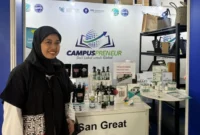 Fifin Nashirotun Nisya memamerkan produknya dalam Campuspreneur Expo 2026 yang digelar Kemendag bersama IPB University di depan Auditorium Andi Hakim Nasution, Bogor, Jawa Barat, Jumat (12/6). (Foto: Kemendag)