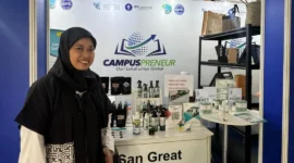Fifin Nashirotun Nisya memamerkan produknya dalam Campuspreneur Expo 2026 yang digelar Kemendag bersama IPB University di depan Auditorium Andi Hakim Nasution, Bogor, Jawa Barat, Jumat (12/6). (Foto: Kemendag)
