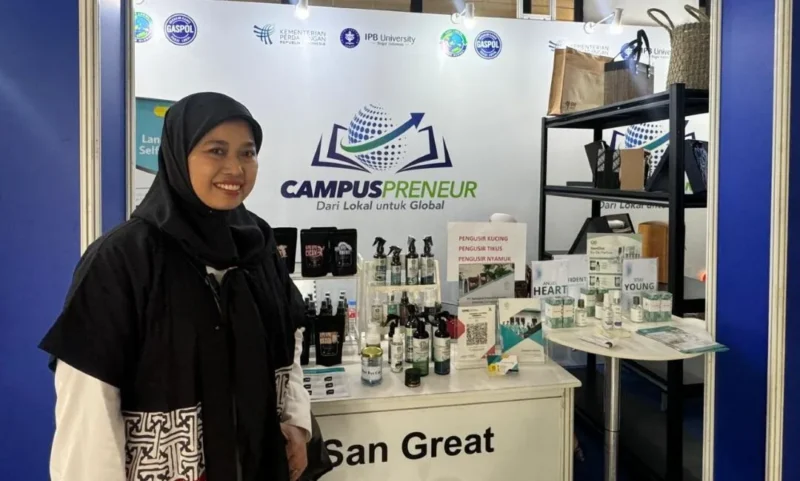 Fifin Nashirotun Nisya memamerkan produknya dalam Campuspreneur Expo 2026 yang digelar Kemendag bersama IPB University di depan Auditorium Andi Hakim Nasution, Bogor, Jawa Barat, Jumat (12/6). (Foto: Kemendag)