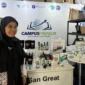Fifin Nashirotun Nisya memamerkan produknya dalam Campuspreneur Expo 2026 yang digelar Kemendag bersama IPB University di depan Auditorium Andi Hakim Nasution, Bogor, Jawa Barat, Jumat (12/6). (Foto: Kemendag)