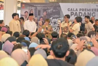 Gubernur Sumbar, Mahyeldi Ansharullah, menghadiri gala premiere Film Jangan Buang Ibu di Basko City Mall, Senin (1/6/2026). (Foto: ADPSB)