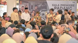 Gubernur Sumbar, Mahyeldi Ansharullah, menghadiri gala premiere Film Jangan Buang Ibu di Basko City Mall, Senin (1/6/2026). (Foto: ADPSB)