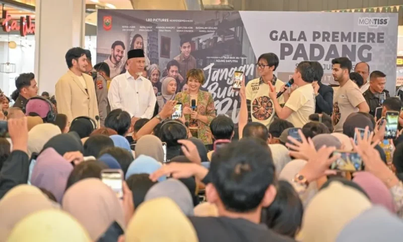 Gubernur Sumbar, Mahyeldi Ansharullah, menghadiri gala premiere Film Jangan Buang Ibu di Basko City Mall, Senin (1/6/2026). (Foto: ADPSB)