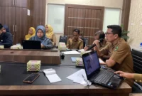 Kepala Dinas Dukcapil Pessel, Beriskhan saat menyampaikan paparan. (Foto: Dok. Niks)