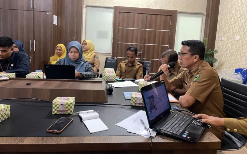 Kepala Dinas Dukcapil Pessel, Beriskhan saat menyampaikan paparan. (Foto: Dok. Niks)