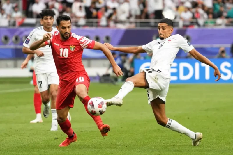 Gelandang Irak, Amir Al Ammari (kanan). (Foto: Fifa.com)