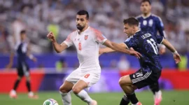 Gelandang Yordania, Noor Al Rawab saat berduel dengan pemain Argentina di fase grup Piala Dunia FIFA 2026. (Foto: FIFA.com)