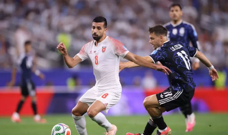 Gelandang Yordania, Noor Al Rawab saat berduel dengan pemain Argentina di fase grup Piala Dunia FIFA 2026. (Foto: FIFA.com)
