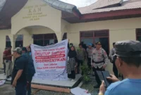 Sejumlah massa yang tergabung dalam Gerakan 6 Suku Peduli Lubuak Kilangan menggelar aksi demo di Kantor KAN Lubuk Kilangan. (Foto: Ist)