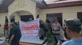 Sejumlah massa yang tergabung dalam Gerakan 6 Suku Peduli Lubuak Kilangan menggelar aksi demo di Kantor KAN Lubuk Kilangan. (Foto: Ist)