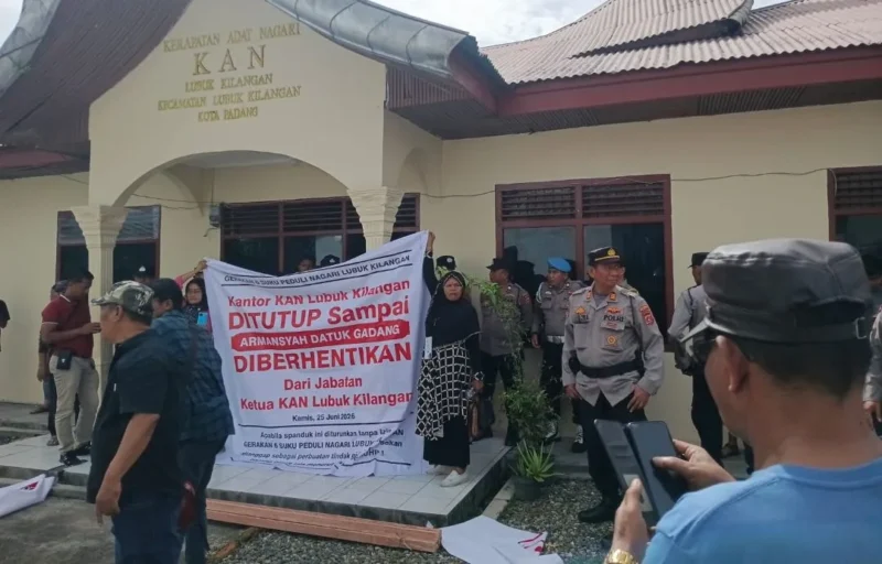 Sejumlah massa yang tergabung dalam Gerakan 6 Suku Peduli Lubuak Kilangan menggelar aksi demo di Kantor KAN Lubuk Kilangan. (Foto: Ist)