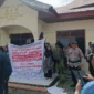 Sejumlah massa yang tergabung dalam Gerakan 6 Suku Peduli Lubuak Kilangan menggelar aksi demo di Kantor KAN Lubuk Kilangan. (Foto: Ist)