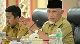 Gubernur Mahyeldi saat rapat bersama Kemenhaj Sumbar dan OPD Pemprov Sumbar di Istana Bung Hatta, Bukittinggi, Senin (29/6). (Foto: Kemenhaj Sumbar)