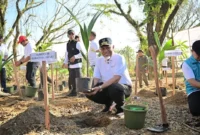 Gubernur Sumbar Mahyeldi memimpin penanaman 1.000 pohon di kawasan Hutan Kota Malvinas, Jumat (12/6/2026). (Foto: ADPSB)