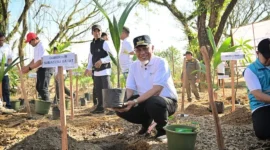 Gubernur Sumbar Mahyeldi memimpin penanaman 1.000 pohon di kawasan Hutan Kota Malvinas, Jumat (12/6/2026). (Foto: ADPSB)