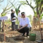 Gubernur Sumbar Mahyeldi memimpin penanaman 1.000 pohon di kawasan Hutan Kota Malvinas, Jumat (12/6/2026). (Foto: ADPSB)