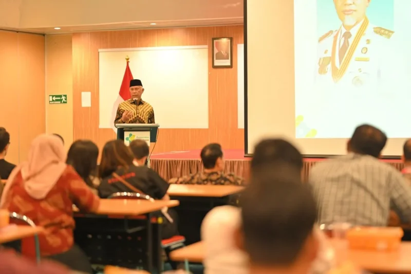 Gubernur Sumbar Mahyeldi membuka ASEAN Center of Excellence (CoE) Program and Symposium: Minimal Invasive Colorectal Surgery di RSUP Dr. M. Djamil Padang, Sabtu (6/6/2026). (Foto: ADPSB)