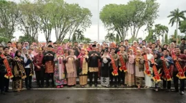 Gubernur Sumbar Mahyeldi saat Peringatan Harganas ke-33 Tahun 2026 di Lapangan Kantor Gubernur Sumbar, Senin (29/6/2026). (Foto: ADPSB)
