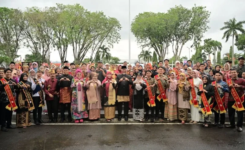 Gubernur Sumbar Mahyeldi saat Peringatan Harganas ke-33 Tahun 2026 di Lapangan Kantor Gubernur Sumbar, Senin (29/6/2026). (Foto: ADPSB)